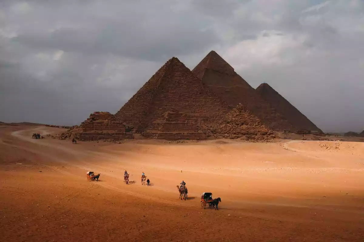 Pirámides de Egipto con camellos alrededor