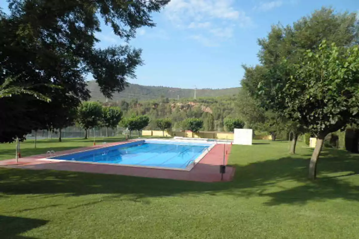 Imagen piscina exterior Callús