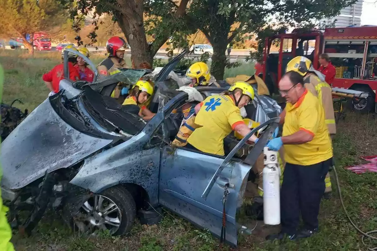 Imagen de un coche totalmente destrozado después de sufrir un accidente