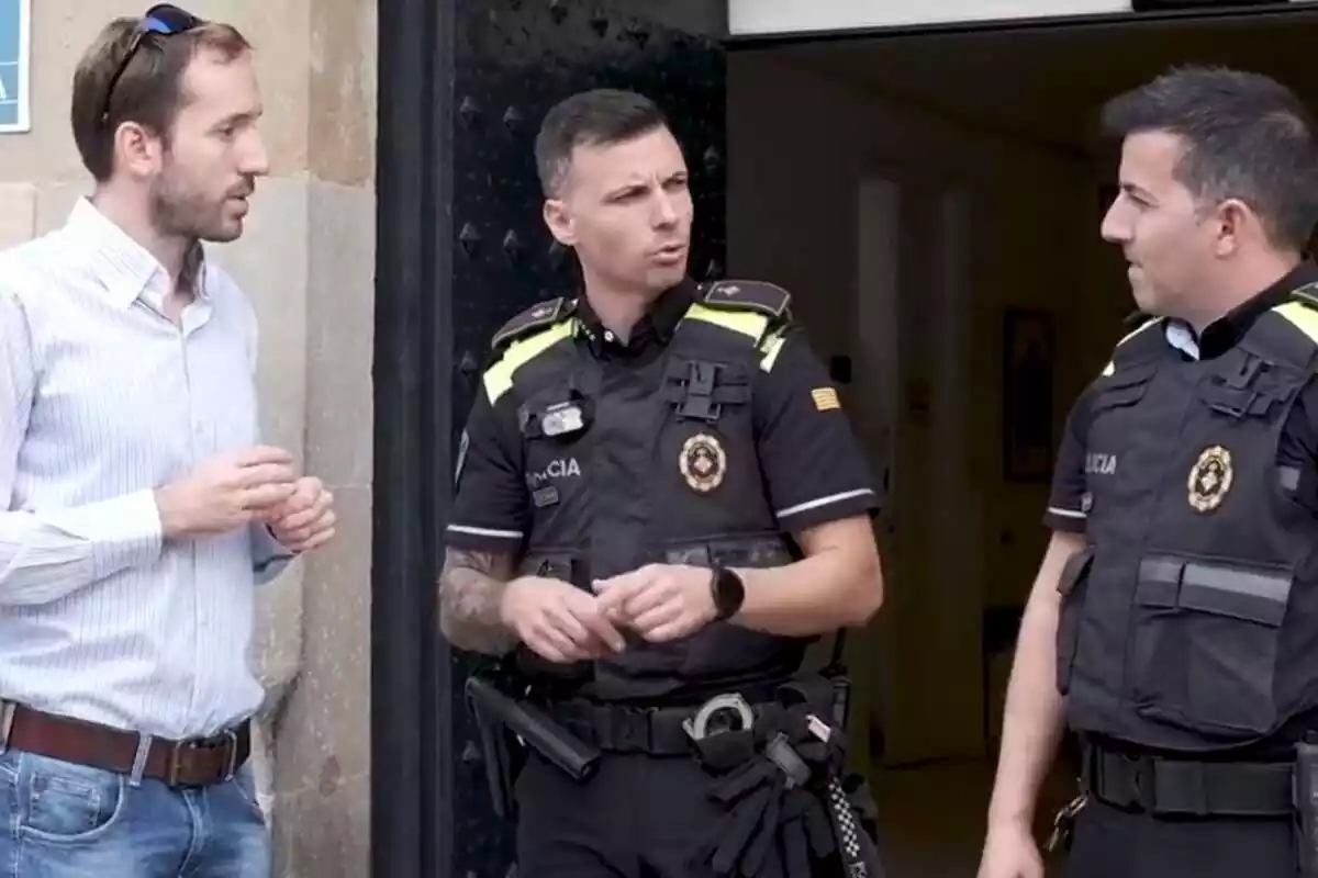 Imagen de los dos agentes de la Guardia Urbana de Barcelona que rescataron a David