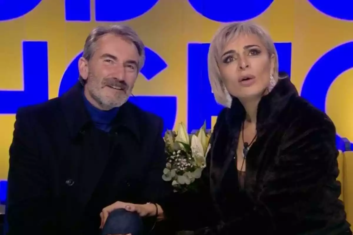 Ana María Aldón y Eladio, sentados juntos, con rostro neutro en directo en 'GH Dúo' 2024