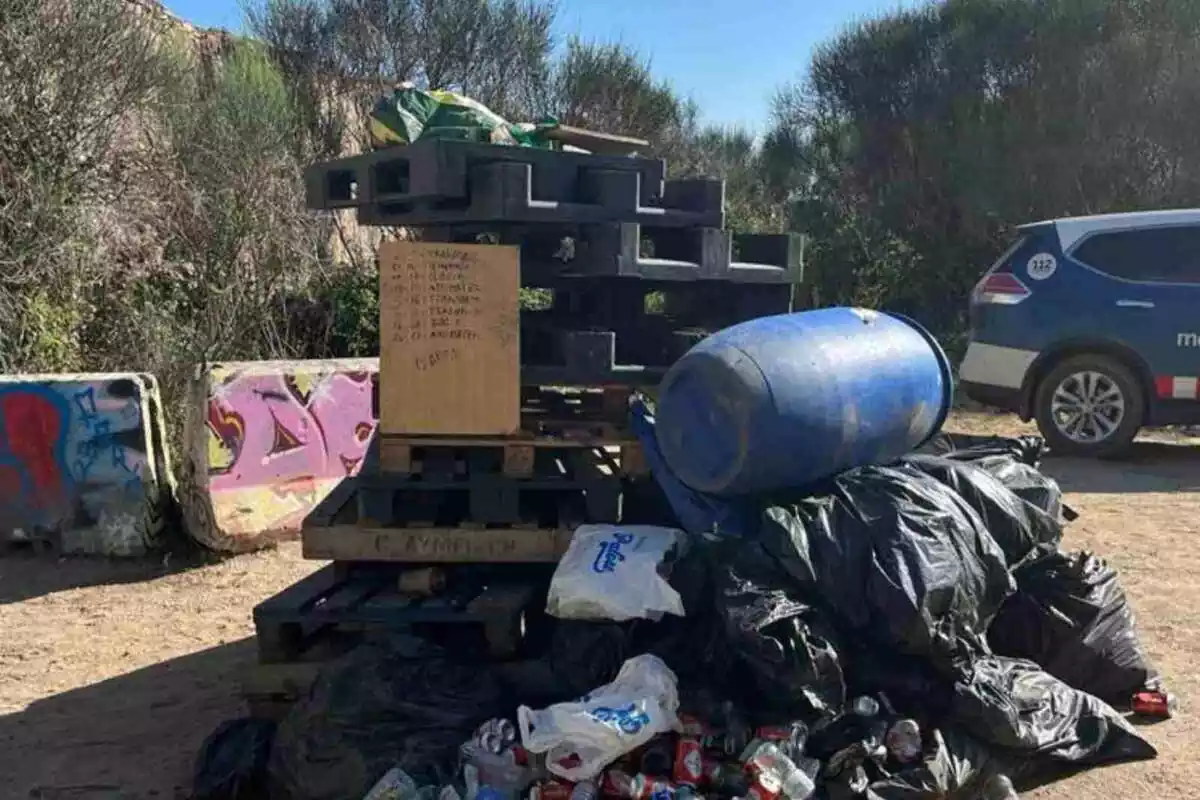 Imagen de la basura encontrada en la rave ilegal de Llagostera