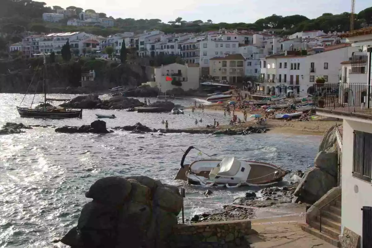 Imagen de Calella de Palafrugell, que ha cerrado una cala por el derrame de gasóleo de una barca que se ha estrellado a las rocas