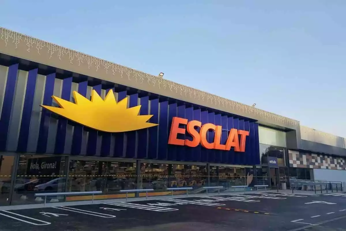 Primer plano de un supermercado de la marca Bonpreu i Esclat situado en Salou