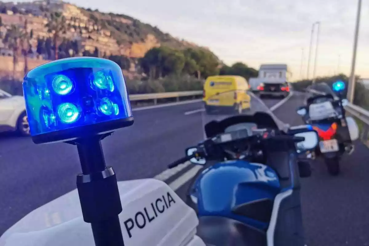 Dos motocicletas de la Guardia Urbana de Barcelona en una carretera