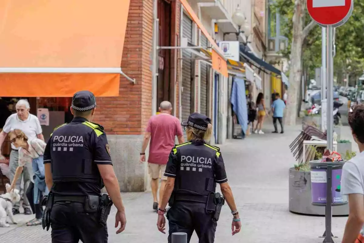 Imagen de dos agentes de la Guàrdia Urbana de Barcelona