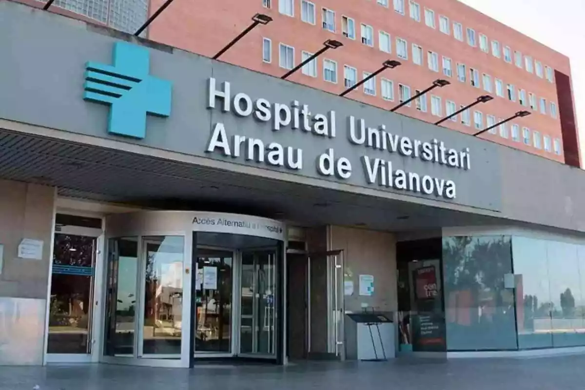 Entrada del Hospital Arnau de Vilanova de Lleida