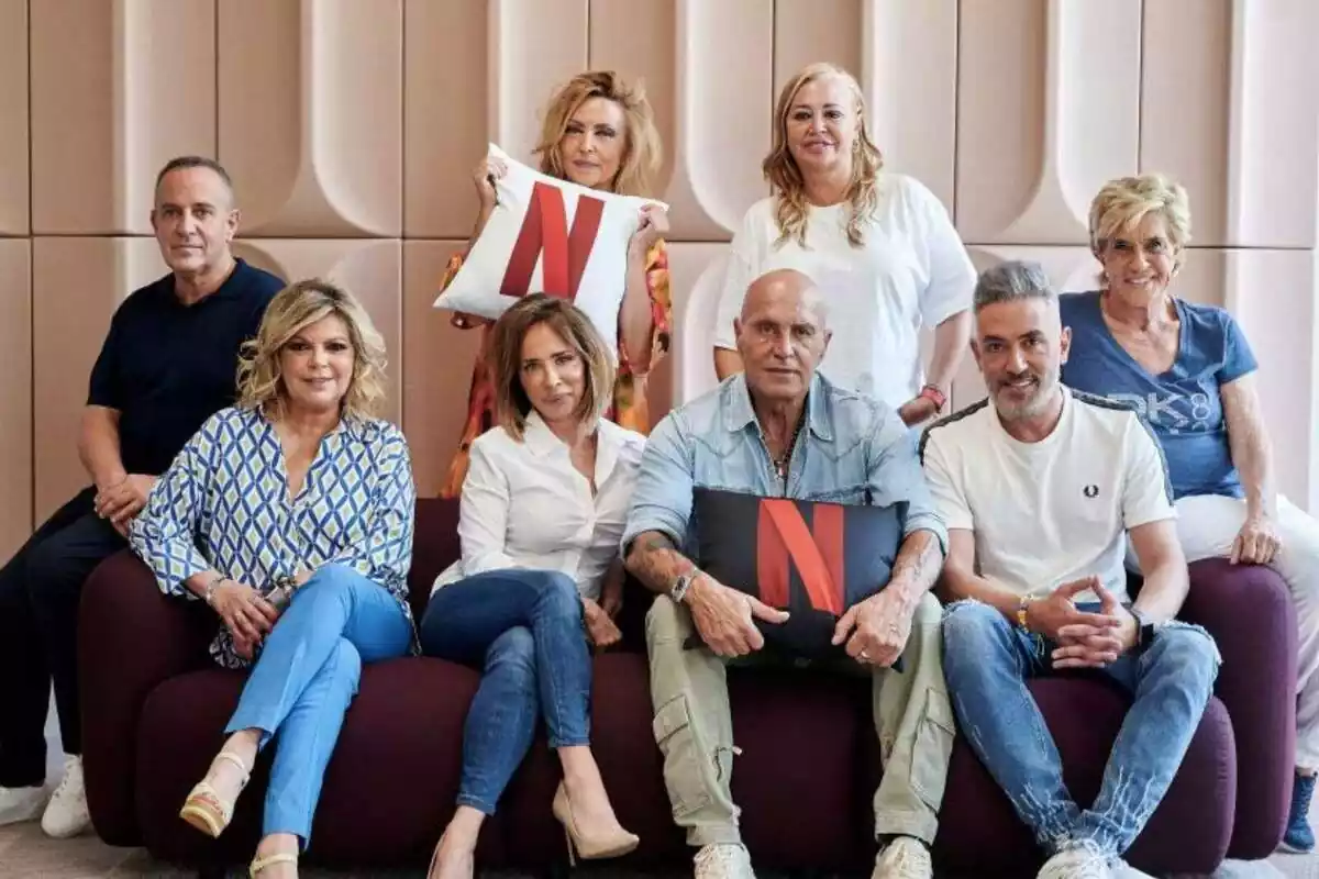 Imagen de los colaboradores de 'Sálvame' sentados en un sofá, fichando por Netflix