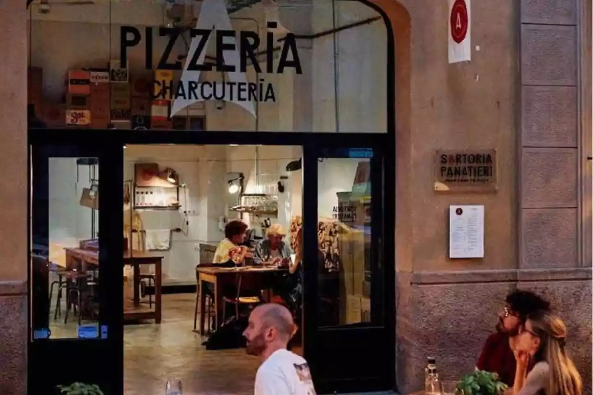 Imagen del exterior de la pizzería Sartoria Panatieri de Barcelona, calificada como la tercera mejor del mundo