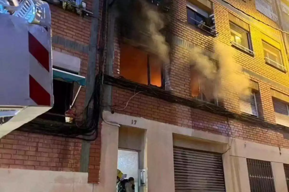 Imagen del edificio incendiado en Santa Coloma de Gramanet, ayer, 6 de octubre de 2023