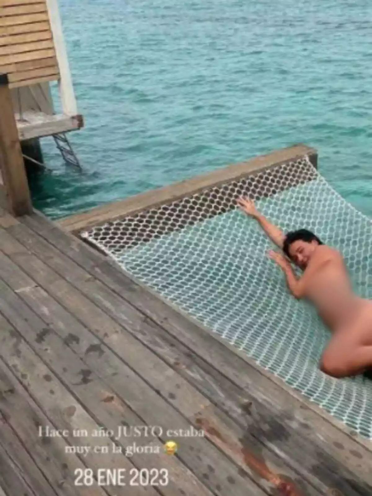 Storie de Laura Escanes en Instagram estirada en una hamaca encima del mar desnuda
