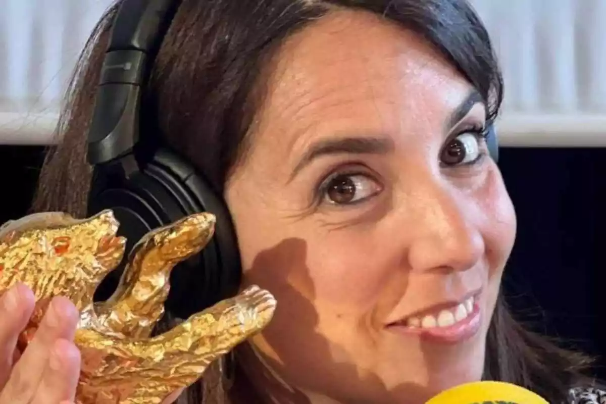 Primer plano de Laura Rosel, de Catalunya Ràdio, sonriendo