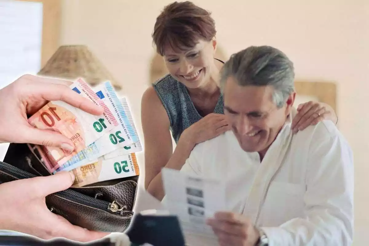 Montaje con pareja de personas mayores y monedero con billetes de euro