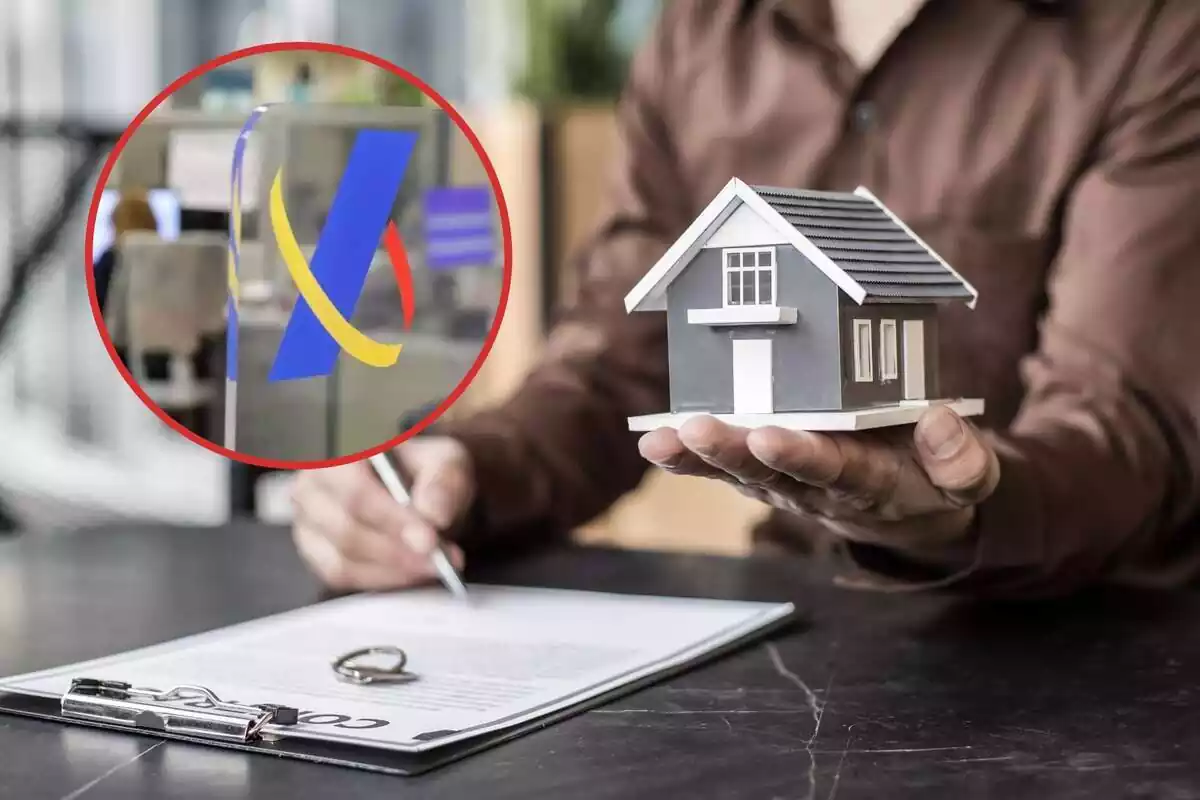 Un hombre firma un documento, con una casa en miniatura en la mano, y en el círculo el logo de Hacienda