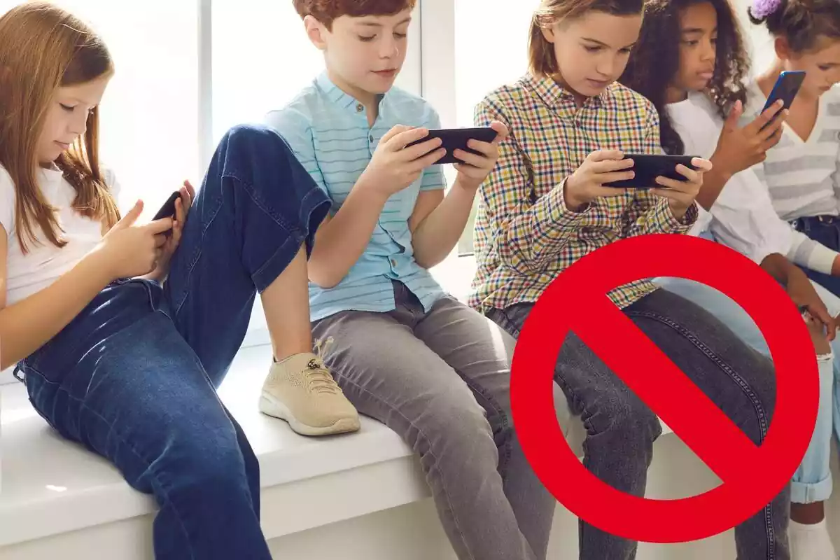 Montaje con varios niños y niñas sentados usando el móvil y una señal de prohibición