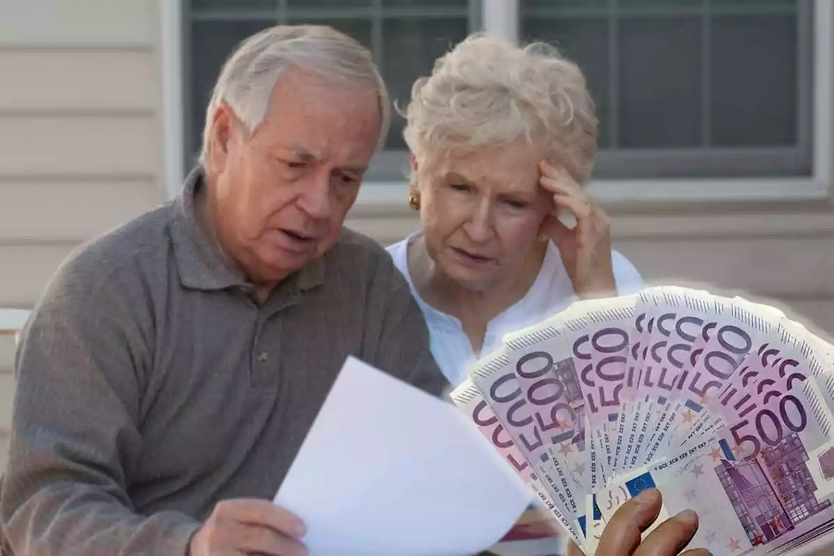 Dos jubilados revisan un documento, con varios billetes de fondo