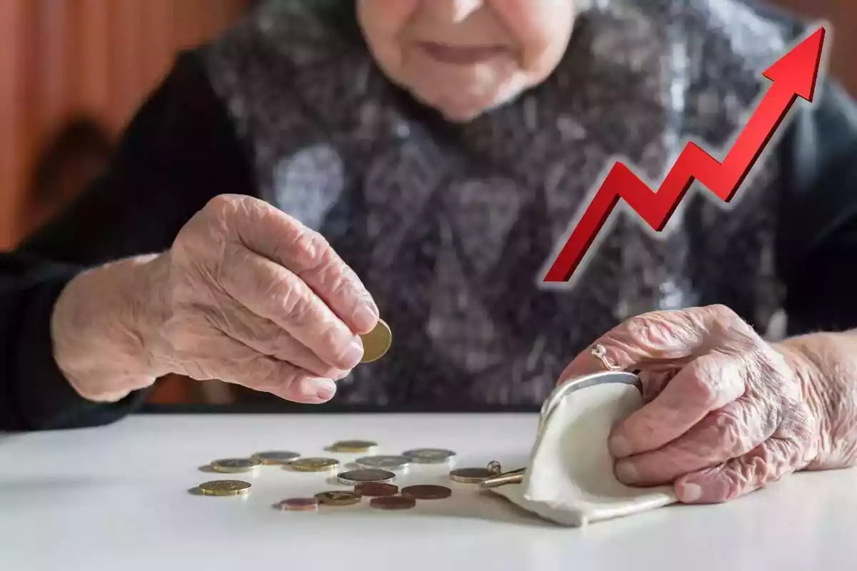 Una mujer mayor cuenta las monedas de su monedero, con una flecha ascendente