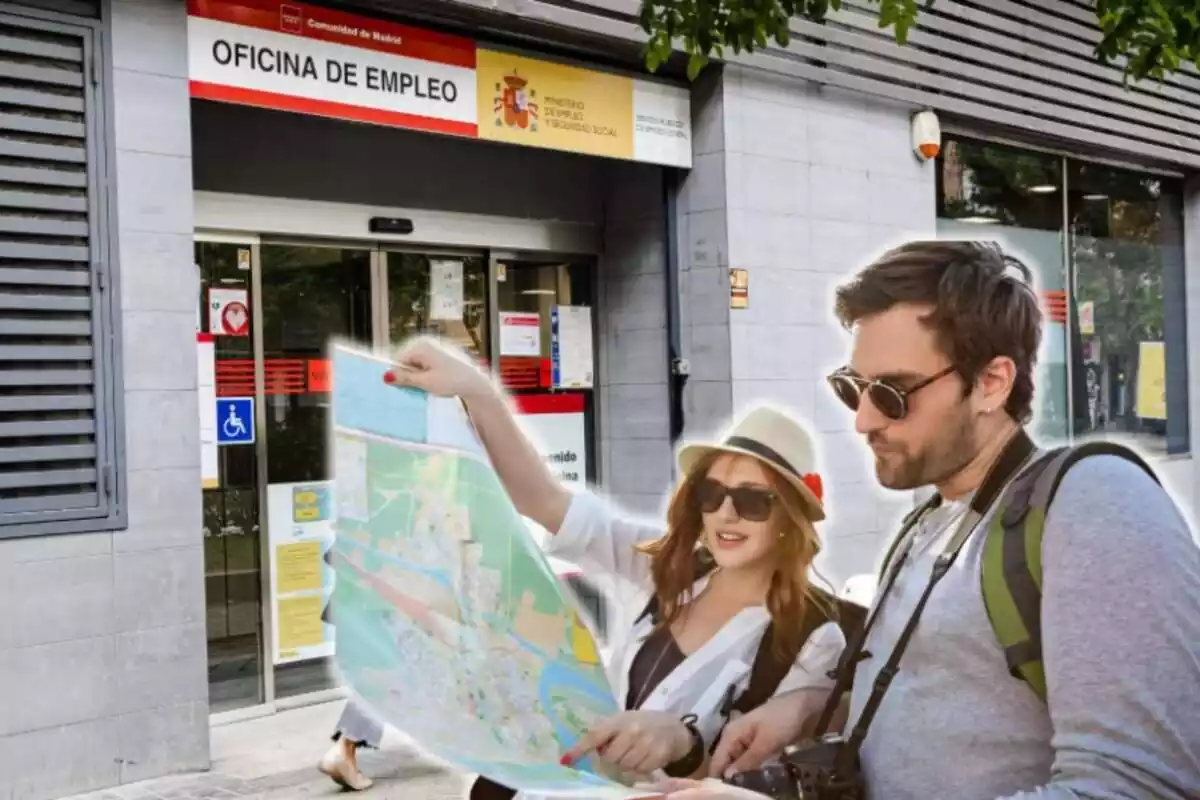 Una oficina del SEPE con dos jóvenes turistas revisando un mapa