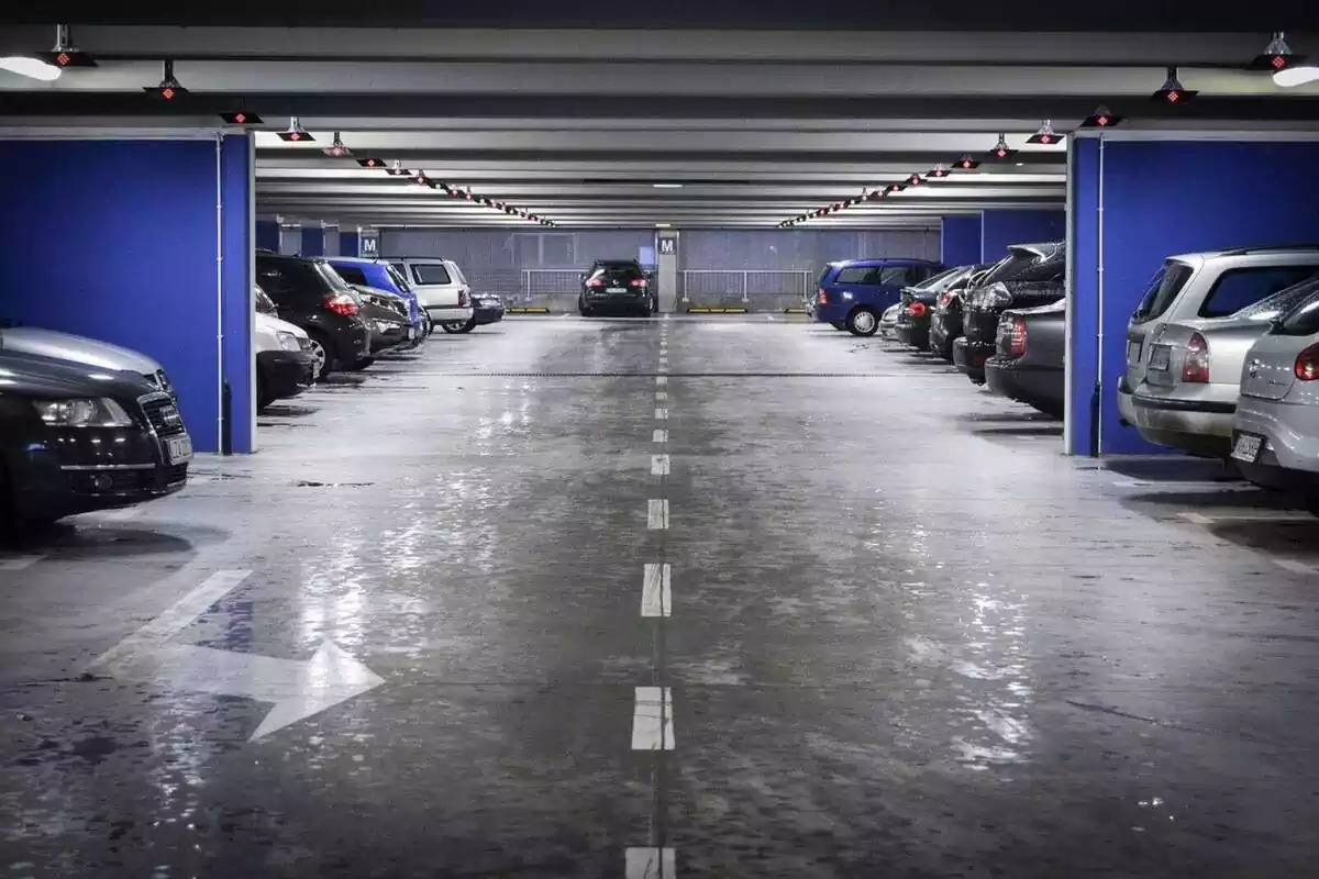 Imagen de un parking de coches subterráneo