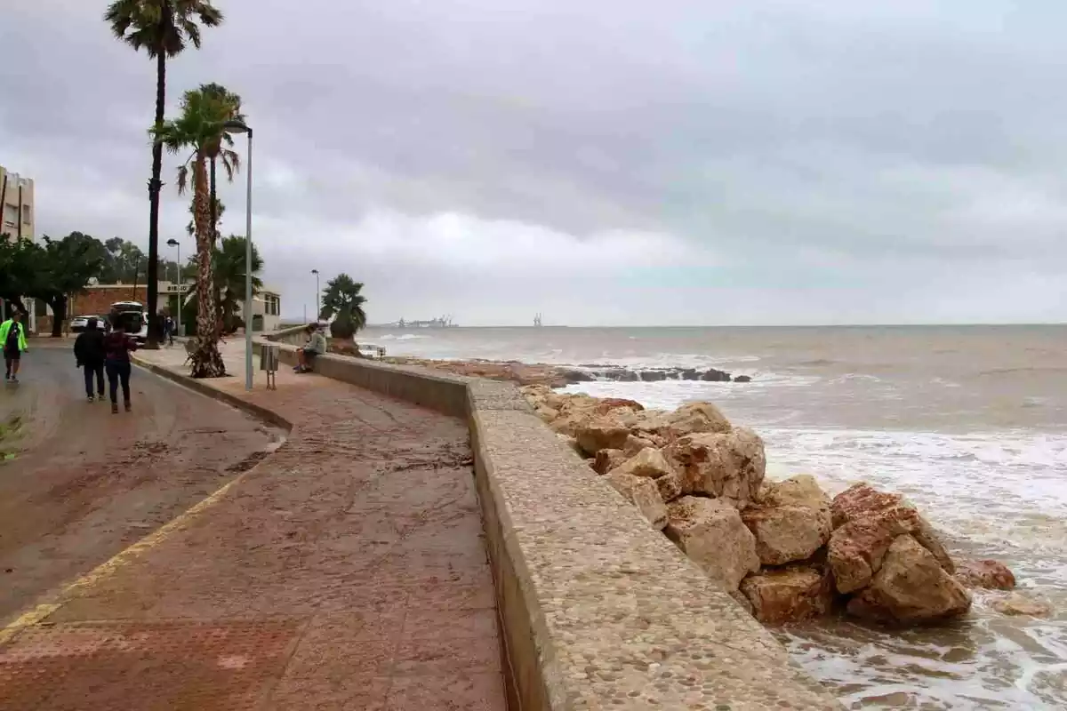 Imagen de la playa del Garraf en un día de temporal y ventoleras