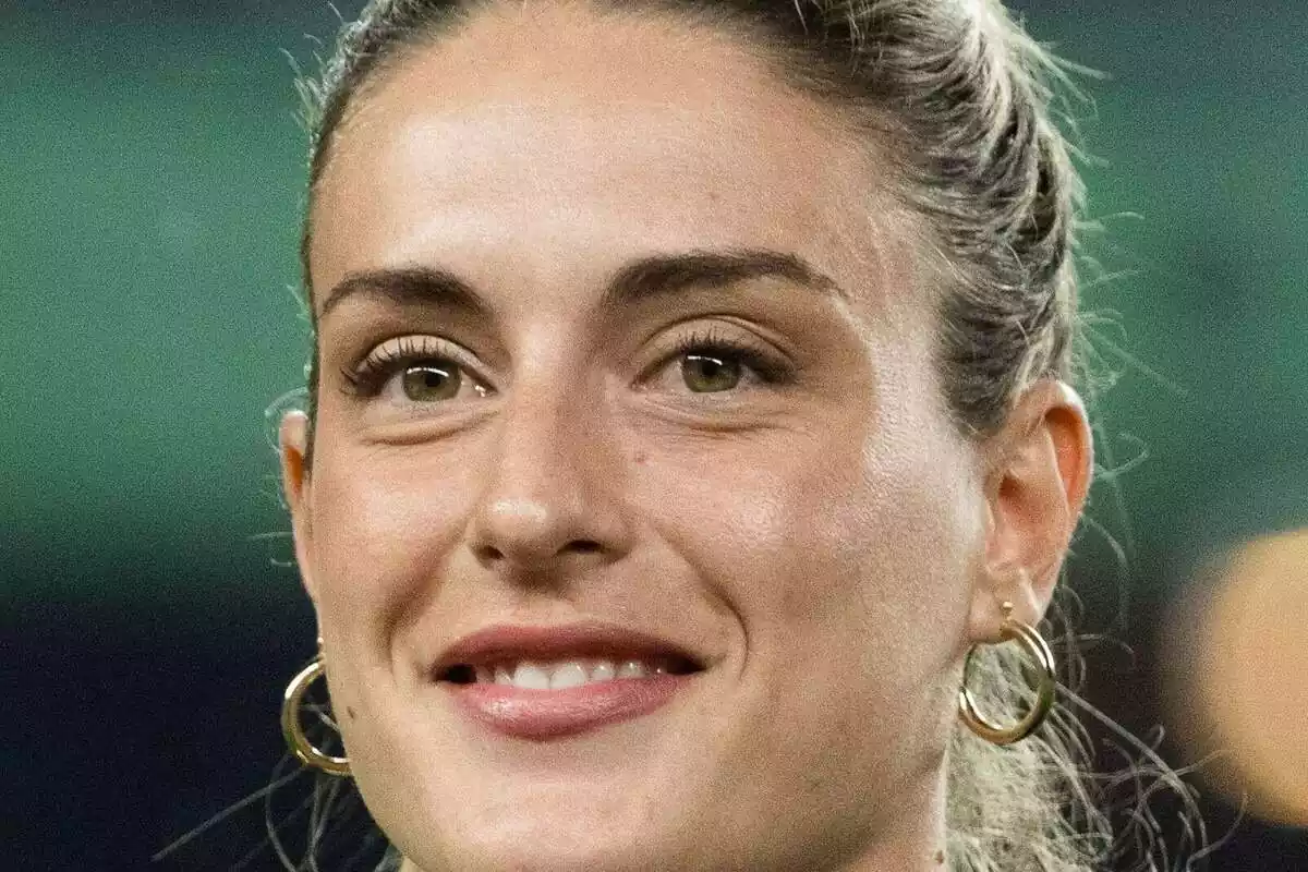 Primer plano de Alexia Putellas sonriendo en el Camp Nou