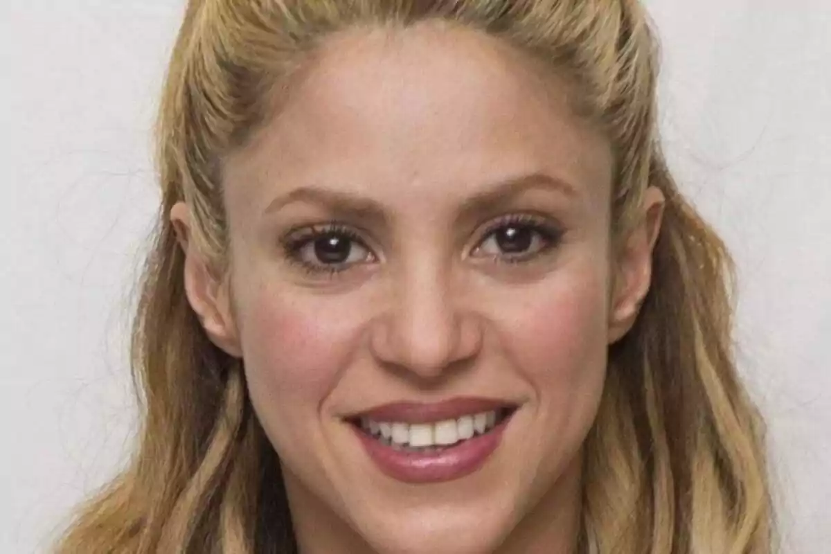 Primer plano de la cantante Shakira sonriendo y mirando a cámera en una foto de archivo