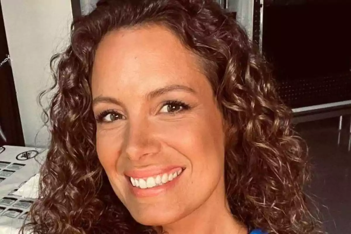 Primer plano de la presentadora Laura Madrueño haciéndose una selfie muy sonriente