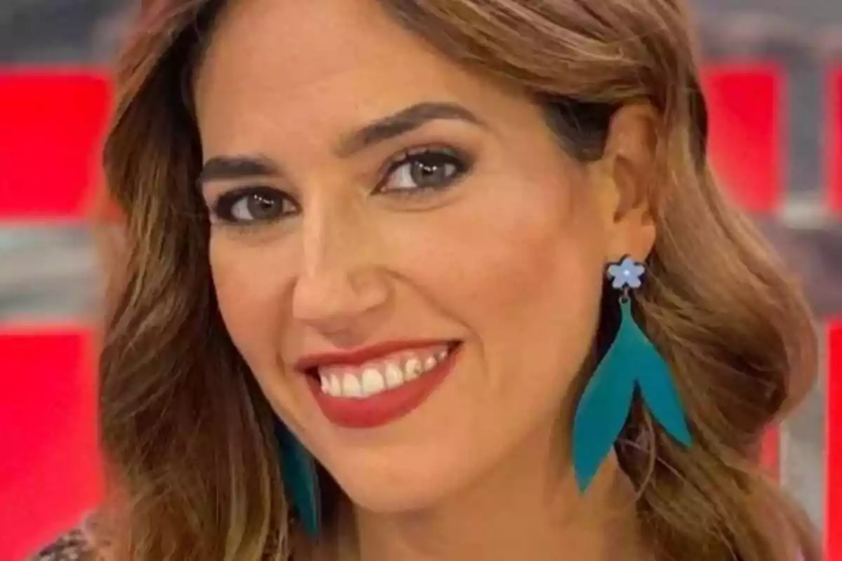 Primer plano de Núria Marín sonriendo en el plató de 'Sálvame' en Telecinco y mirando a cámara