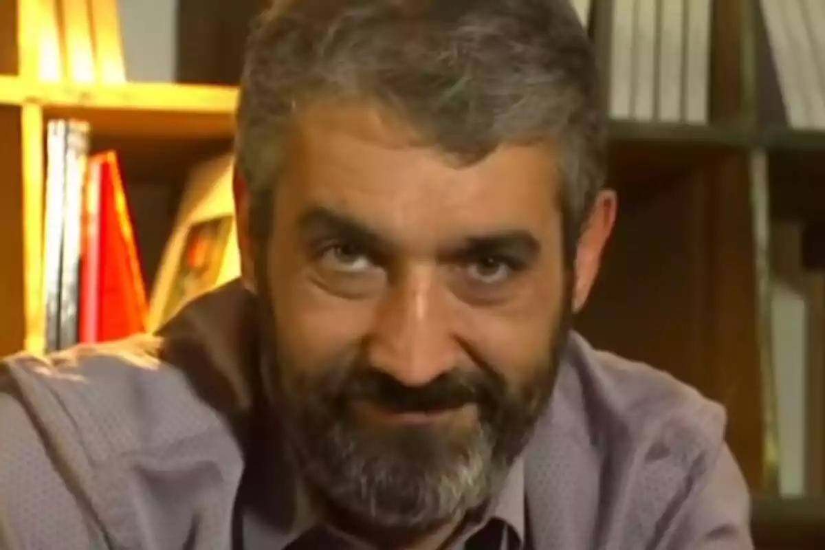 Primer plano de Roger de Gràcia en un programa de TV3 medio sonriendo y mirando a cámara.