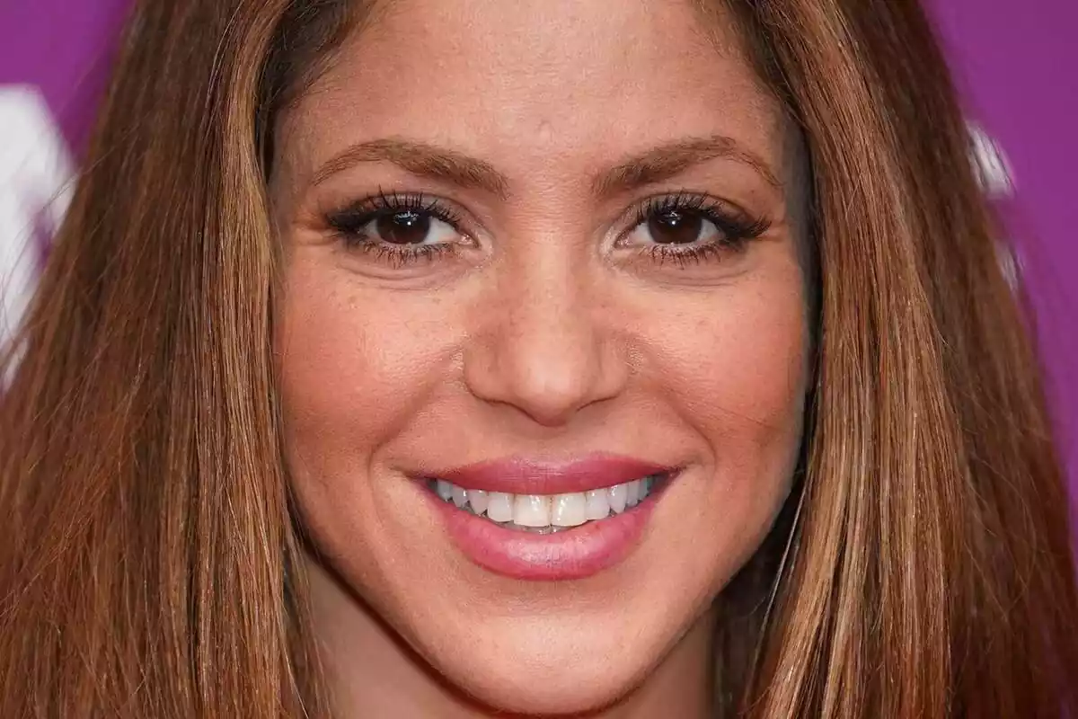 Primer plano de Shakira sonriendo