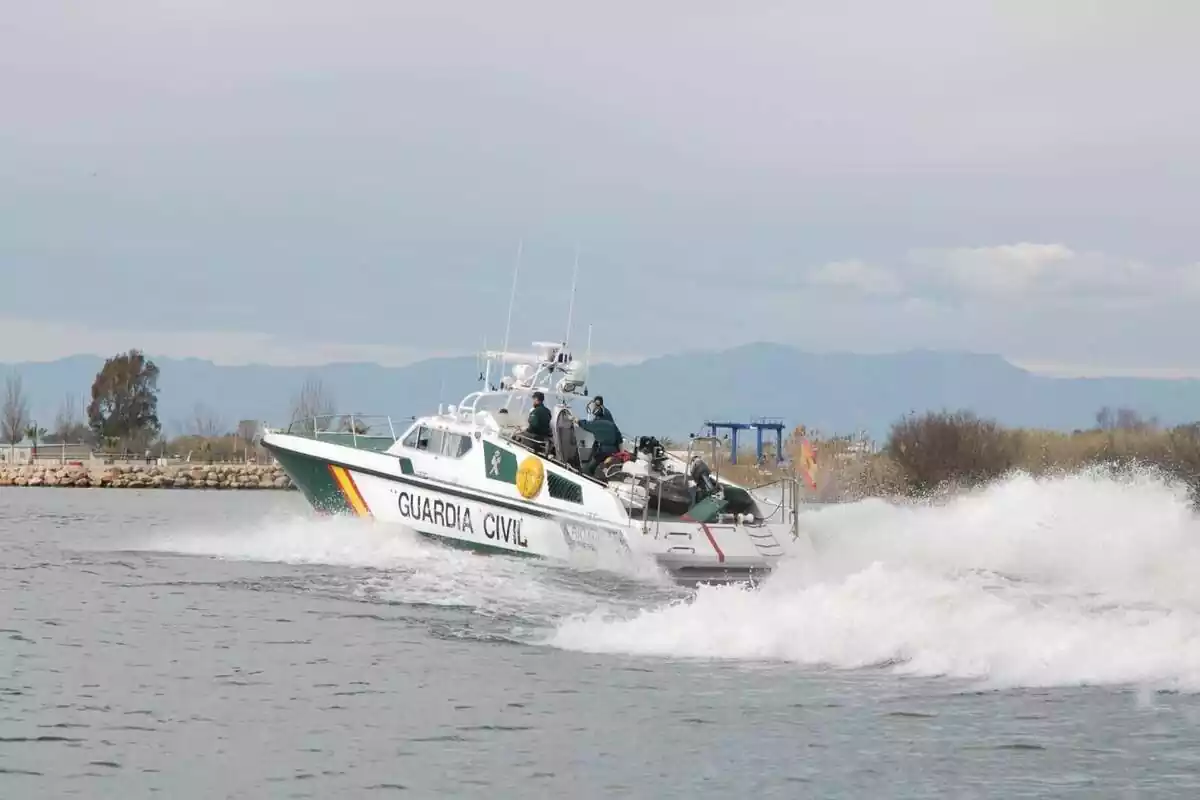 Imagen de una barca de la Guardia Civil