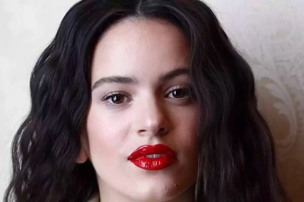 Primer plano de Rosalía con los labios rojos con rostro neutro