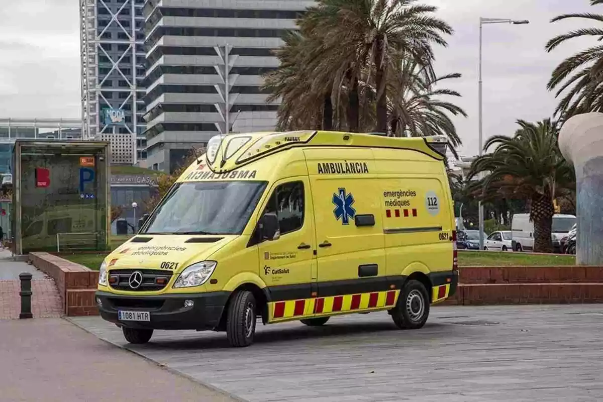 Imagen de una ambulancia del Sistema de Emergències Mèdiques (SEM) en Barcelona