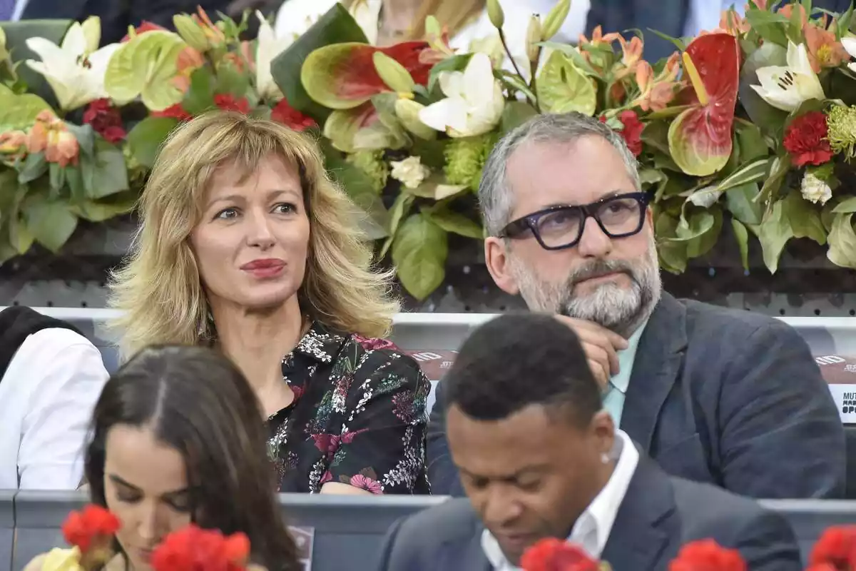 Plano corto de Susanna Griso y Carles Torres viendo el Mutua Madrid Open en 2019